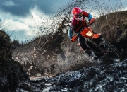 熊猫体育世界杯-季后赛抢七之夜，富安健洋如何成为攻防转换的隐形引擎