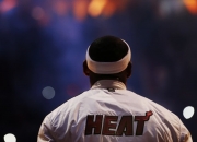 熊猫体育中国App-红蓝狂飙马德里，当法拉利的红色风暴撞上Racing Bulls的青春反叛，F1唯一性之战已无退路